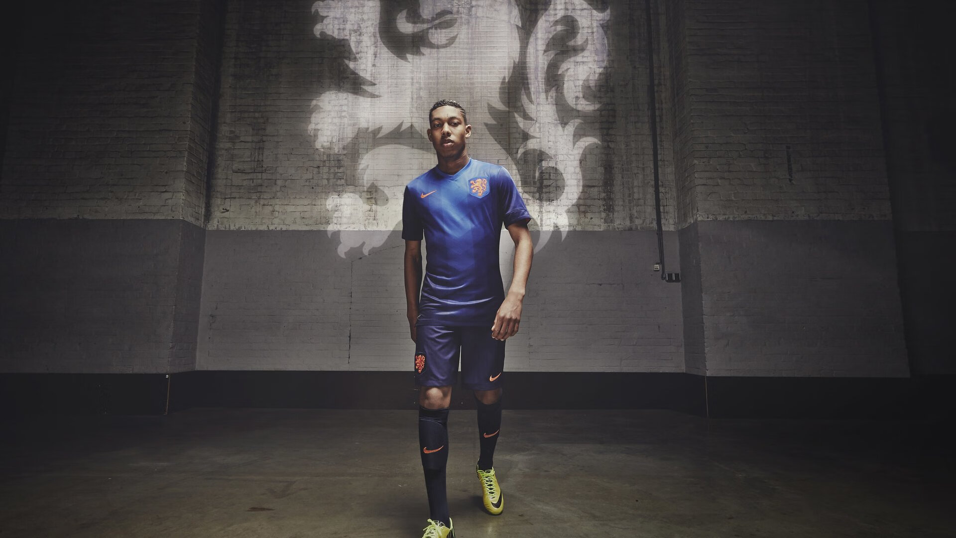 mk体育app下载-跨界合作：足球明星与时尚品牌的联名大片，足球明星代言